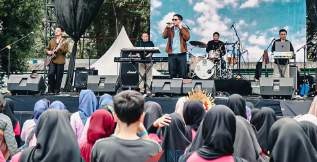 Penampilan band dan penonton Alpen Southfest 2025